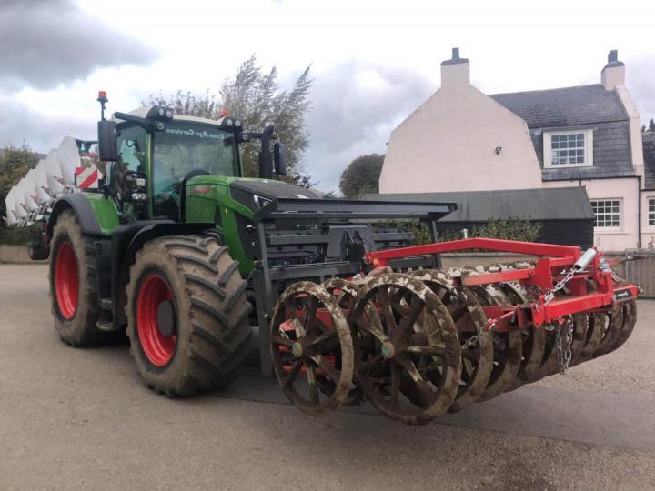 One very hi-spec hydraulic tipping stone fork with quick hitch system